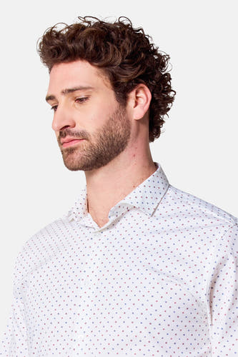 Chemise blanche à manches longues de Bruce & Butler, dotée d'un motif de carreaux subtil en bleu et rouge.