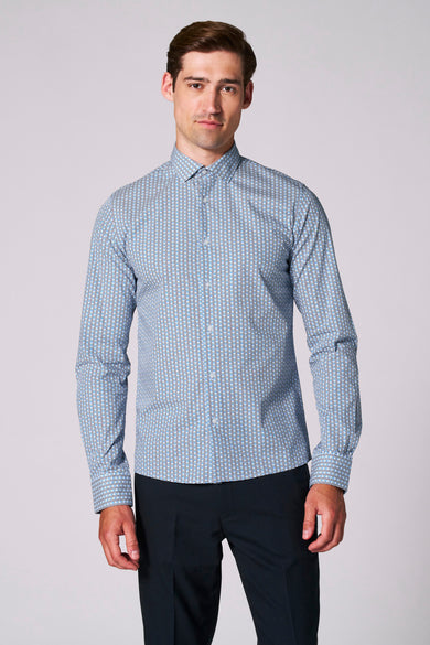 Chemise multicolore à manches longues de Bruce & Butler, avec un motif géométrique, portée avec un pantalon noir.