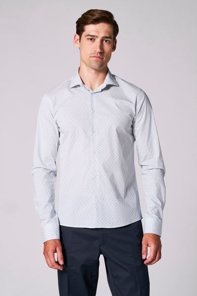Chemise multicolore à manches longues de Bruce & Butler, vue de dos, avec un motif finement dessiné et un pantalon foncé.