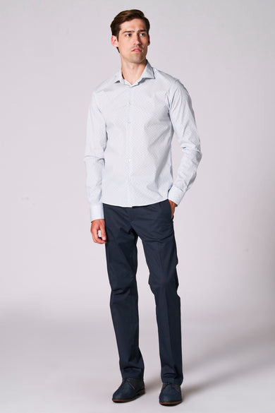 Chemise multicolore à longues manches de Bruce & Butler, avec un motif subtil et portée avec un pantalon foncé.