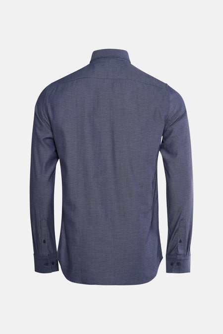 Achterkant blauw overhemd met lange mouwen.
