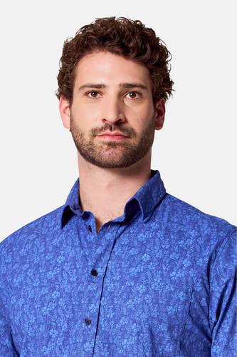 Chemise bleue à manches courtes de Bruce & Butler, avec une subtile impression de fleurs et un col classique.