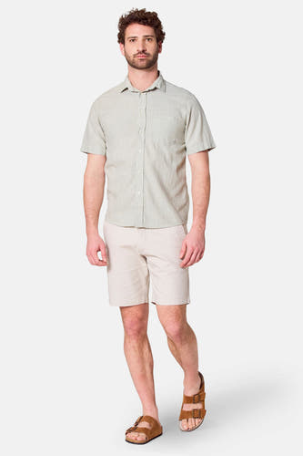 Chemise khaki à manches courtes de Bruce & Butler, avec col boutonné et poche poitrine.