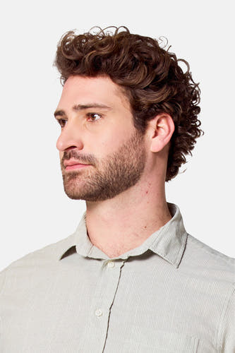 Chemise khaki à manches courtes de Bruce & Butler, avec une fine rayure et un col boutonné, en vue latérale.