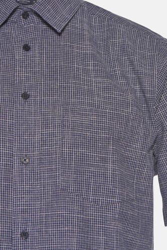 Chemise bleue à manches courtes de Bruce & Butler, avec un fin motif à carreaux et une poche po poitrine.