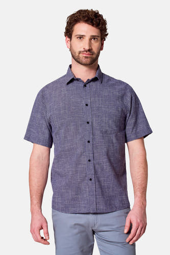 Chemise bleue à manches courtes de Bruce & Butler, avec un fin motif à carreaux, portée avec un pantalon bleu.