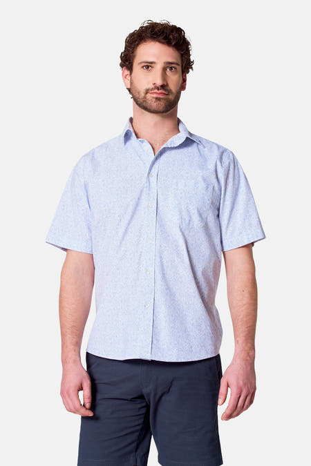 Chemise bleue claire à manches courtes de Bruce & Butler, avec un joli motif sur le dos.