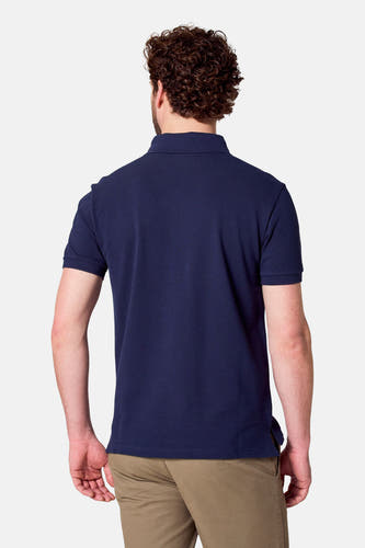 Polo bleu marine à manches courtes de Bruce & Butler, vu de derrière, associé à un pantalon kaki.