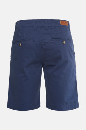 Shorts bleus de Bruce & Butler, avec des poches à boutons et une étiquette en cuir marron sur le dos.