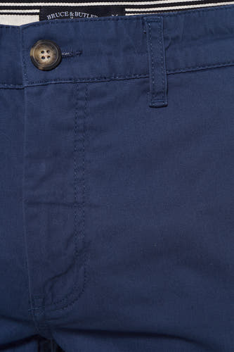 Pantalon de bain bleu Bruce & Butler avec une fermeture à boutons et une ceinture élastique.