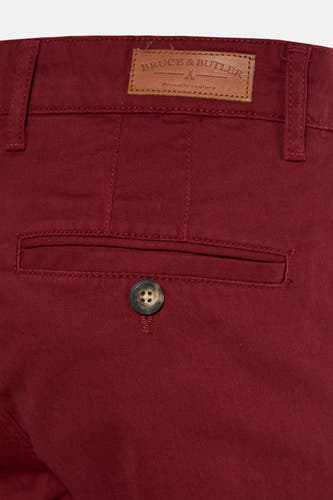 Bermuda de Bordeaux de Bruce & Butler, avec une poche arrière fermée par un bouton.