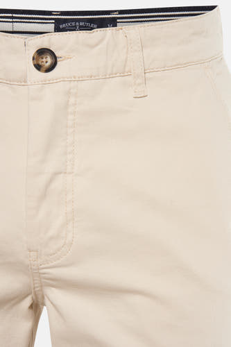 Bermudas beige de Bruce & Butler avec une fermeture à bouton et des passants.