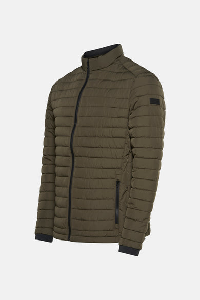 Manteau court de Bruce & Butler avec un design tricoté et des détails noirs.