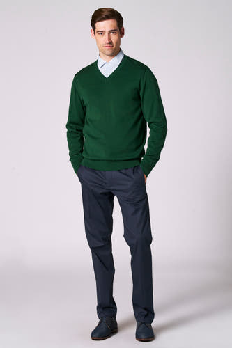 T-shirt vert de V-hals par Bruce & Butler, porté avec un chemise et un pantalon bleu marine et des chaussures assorties.