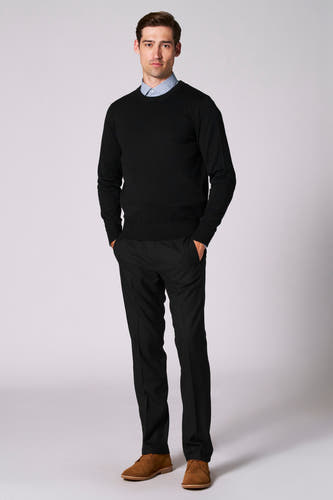 Pantalon de costume noir Bruce & Butler, avec poches, associé à une chemise à carreaux et des chaussures en cuir.