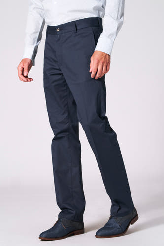 Pantalon de costume bleu Bruce & Butler, avec un dessin uni, porté avec une chemise imprimée.