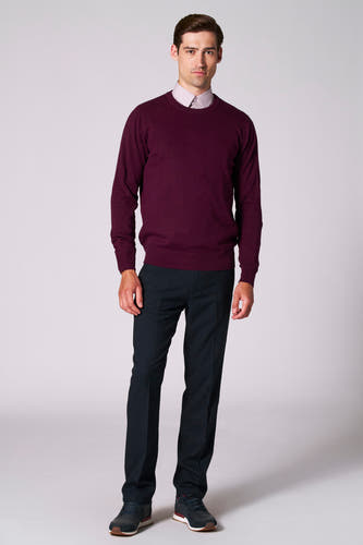 Pantalon de costume bleu Bruce & Butler, combiné avec un pull bordeaux et des chaussures à lacets.