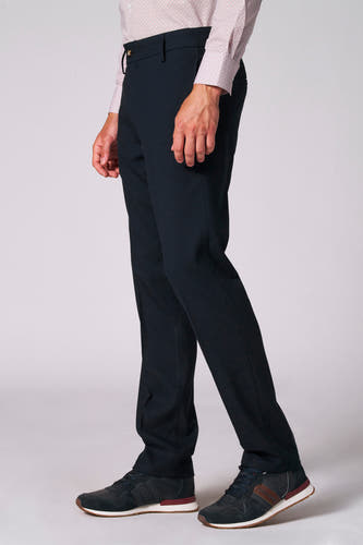Pantalon de costume bleu Bruce & Butler, avec une subtile texture, combiné à un chemisier et des baskets.