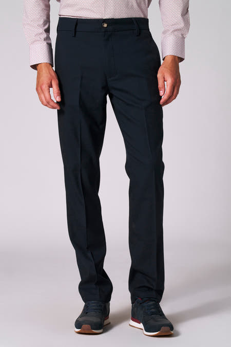 Pantalon de costume bleu Bruce & Butler, avec plis, associé à une chemise imprimée et des baskets bleues.