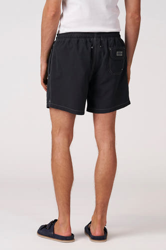 Short de bain noir Bruce & Butler avec surpiqûres blanches, taille élastique et une poche arrière, vue arrière.