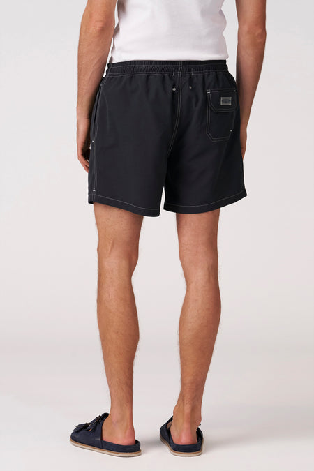 Short de bain noir Bruce & Butler avec surpiqûres blanches, taille élastique et une poche arrière, vue arrière.