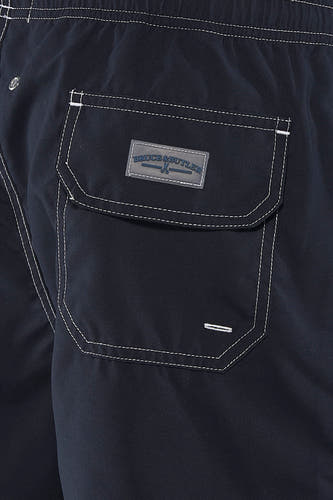 Short de bain noir Bruce & Butler avec surpiqûres à pois blancs et une poche arrière avec écusson logo ciseaux.