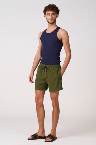 Short de bain vert de Bruce & Butler avec surpiqûres blanches et cordon de serrage.