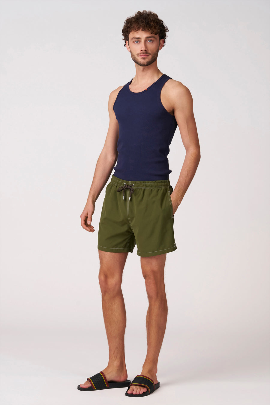 Short de bain vert de Bruce & Butler avec surpiqûres blanches et cordon de serrage.
