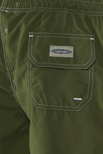 Short de bain vert de Bruce & Butler avec surpiqûres blanches, taille élastique et poche arrière avec écusson de la marque.