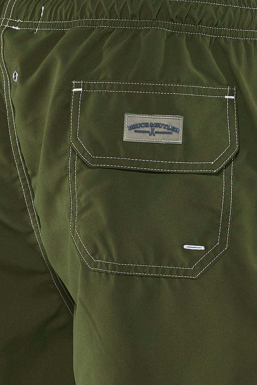 Short de bain vert de Bruce & Butler avec surpiqûres blanches, taille élastique et poche arrière avec écusson de la marque.