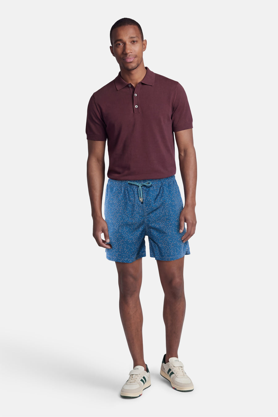 Short de bain bleu de Bruce & Butler avec motif à pois et cordon de serrage turquoise, porté par un homme.