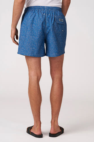 Short de bain bleu de Bruce & Butler, motif feuilles fines au dos, taille élastique et poche arrière.