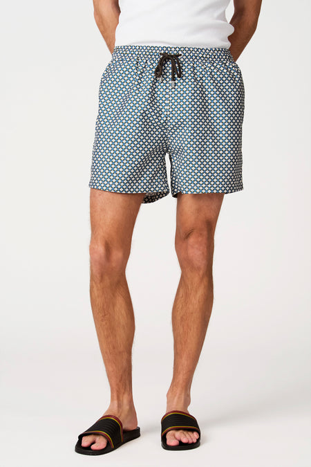 Short de bain multicolore à motif géométrique de Bruce & Butler en bleu, blanc et vert olive, avec cordon de serrage.
