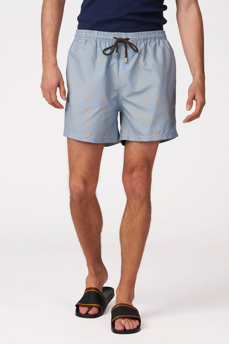 Short de bain bleu de Bruce & Butler avec motif géométrique subtil, taille élastique et poche arrière à bouton, vue de dos.