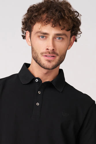 Polo noire à manches courtes de Bruce & Butler, avec un col classique et une fermeture à boutons.