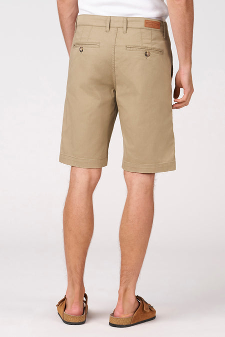 Beige short van Bruce & Butler, met achterzakken en een leren merklabel op de tailleband.
