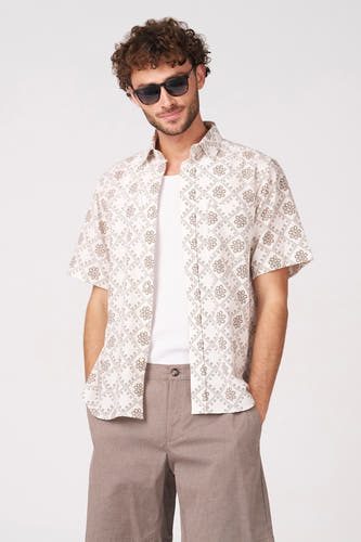Chemise multicolore à manches courtes de Bruce & Butler, avec un motif floral marron et un fond blanc.