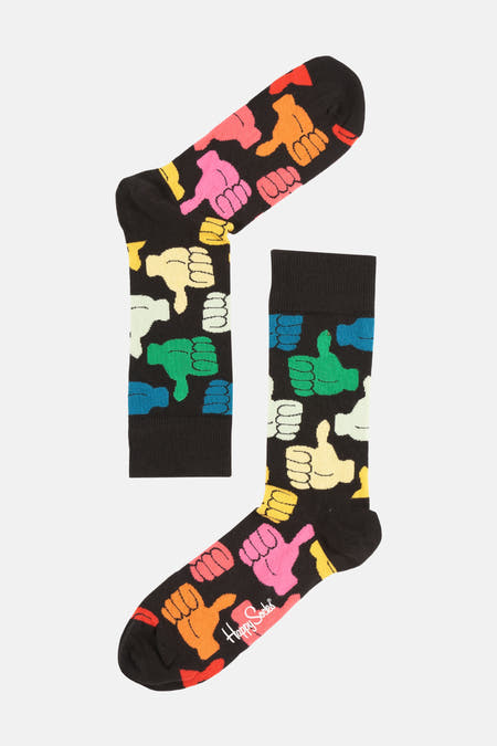 Chaussettes multicolores avec motifs colorés de pouces levés de Happy Socks® sur fond noir, stylisées en disposition plate