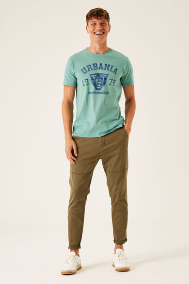 T-shirt vert avec manches courtes de GARCIA, imprimé d'un tigre bleu, "URBANIA" et "1972".