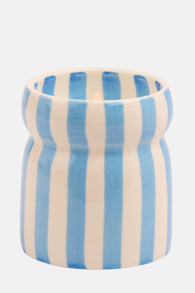 Bougie bleue de PADDY WAX avec un motif rayé et une texture céramique.