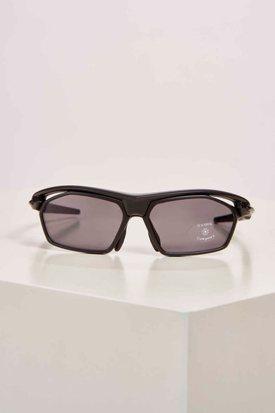 Lunettes de soleil noires du Cyclo Club Marcel, avec le logo sur la branche et un cadre sportif.