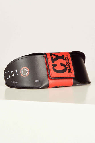 Supporteur de lunettes de soleil noir du Cyclo Club Marcel, avec des accents et des logos rouges sur le support.