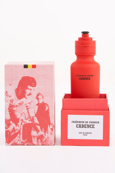 Bouteille à boisson de parfum rouge du Cyclo Club Marcel, avec emballage assorti orné d'une figure et du drapeau belge.