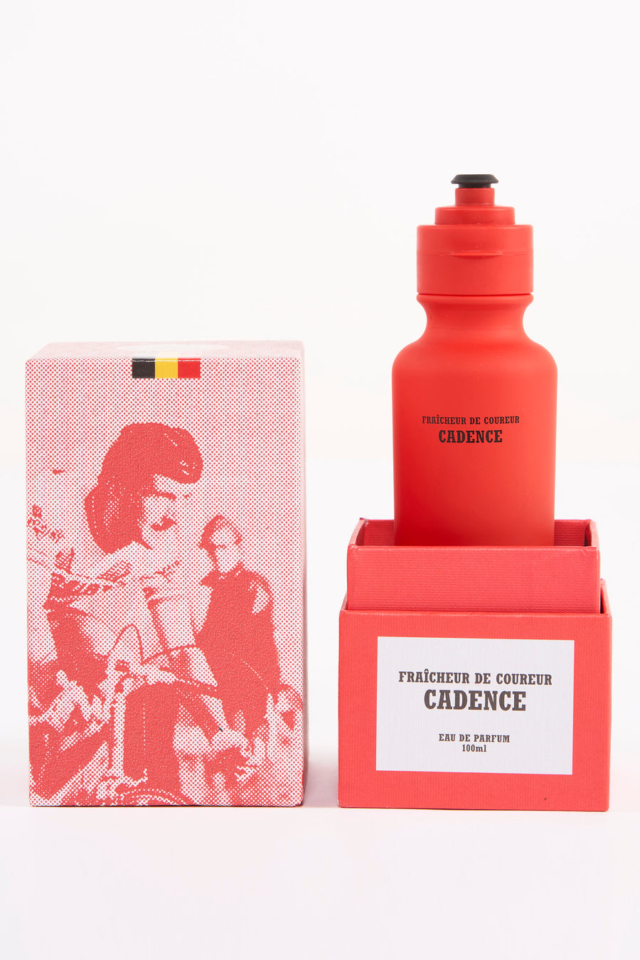 Bouteille à boisson de parfum rouge du Cyclo Club Marcel, avec emballage assorti orné d'une figure et du drapeau belge.
