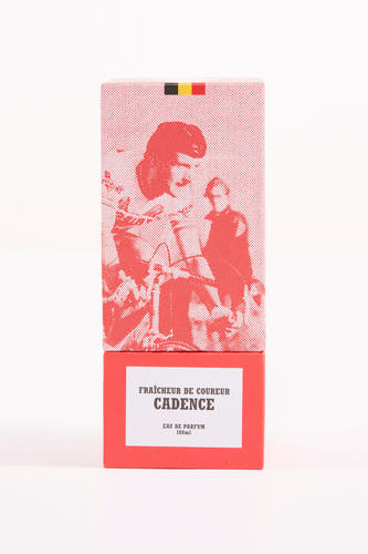 Bouteille de parfum rouge, de Cyclo Club Marcel, avec une image en motif de points et drapeau belge.
