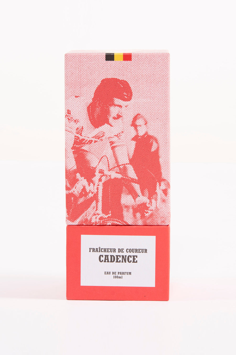 Bouteille de parfum rouge, de Cyclo Club Marcel, avec une image en motif de points et drapeau belge.