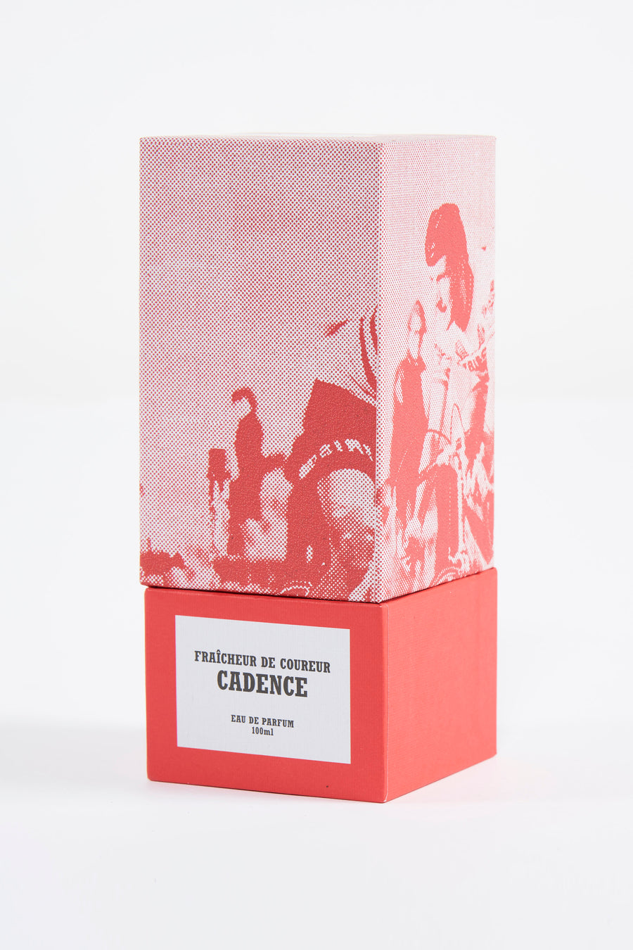 Parfum rouge du Cyclo Club Marcel avec un motif de cyclistes sur la boîte supérieure.