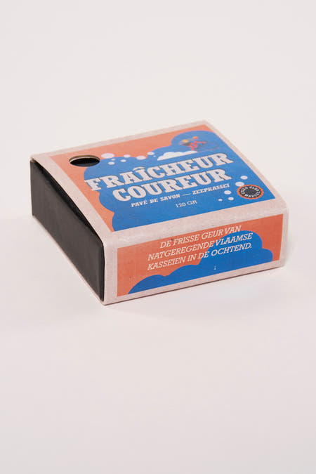 Savon carré du Cyclo Club Marcel, avec un emballage à l'aspect nostalgique en orange et bleu.