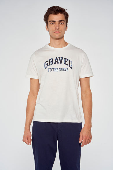 T-shirt blanc à manches courtes de Cyclo Club Marcel avec impression bleu marine "GRAVEL TO THE GRAVE", vue de face du modèle.