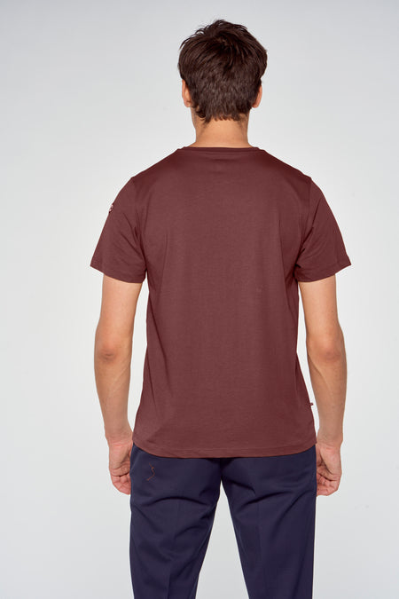 T-shirt à manches courtes Bruine de Cyclo Club Marcel, vue de dos, tissu lisse, petit logo sur l'épaule, le modèle porte un pantalon foncé